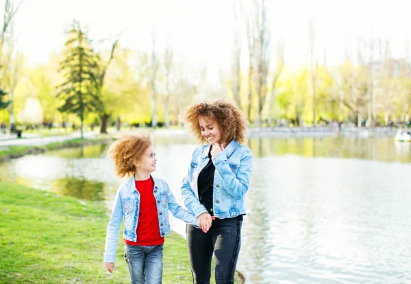 Felice giovane madre con figlia all'aperto . — Foto Stock