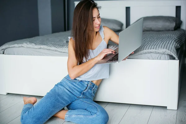 Mulher bonita trabalhando com o laptop em casa . — Fotografia de Stock