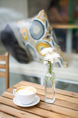 Modern basit kafe iç, masa, sandalyeler.