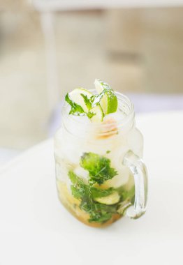 Camda taze limon ve nane ile limonata içeceği.