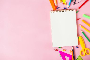 Trandy pembe arka plan üzerinde Okul öğeleri. Okul konseptine geri dön.