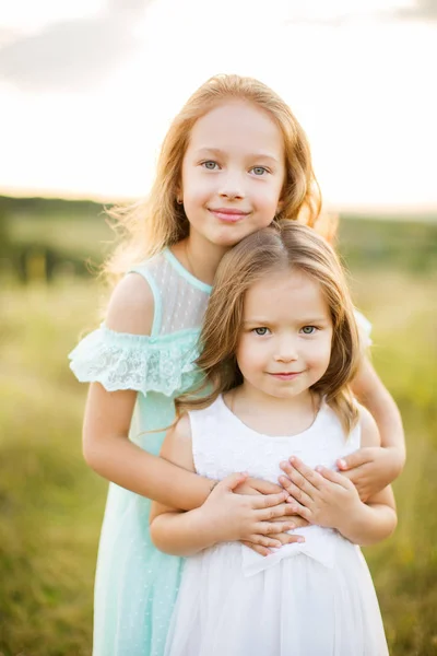 Duas meninas adoráveis irmãs se divertindo ao ar livre . — Fotografia de Stock