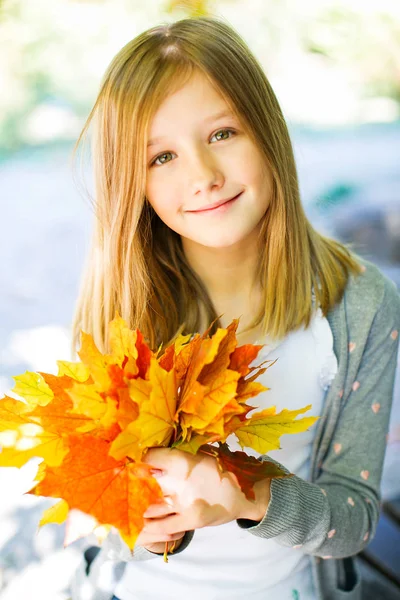 秋の紅葉とかわいい女の子. — ストック写真