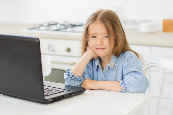 Enseñanza Distancia Vuelta Concepto Escolar Chica Bastante Preescolar Tachonado Casa — Foto de Stock