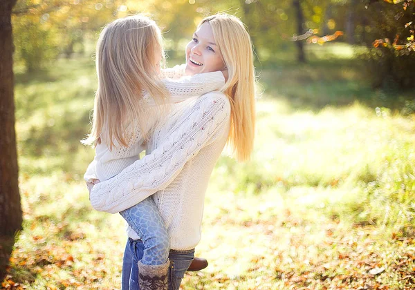 Bella Felice Giovane Madre Con Piccola Figlia Che Gioca Nel — Foto Stock