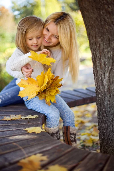 Bella Felice Giovane Madre Con Piccola Figlia Che Gioca Nel — Foto Stock