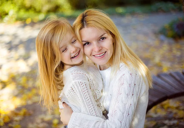 Bella Felice Giovane Madre Con Piccola Figlia Che Gioca Nel — Foto Stock