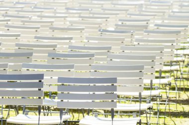 Bir spa park satırlarda beyaz sandalye