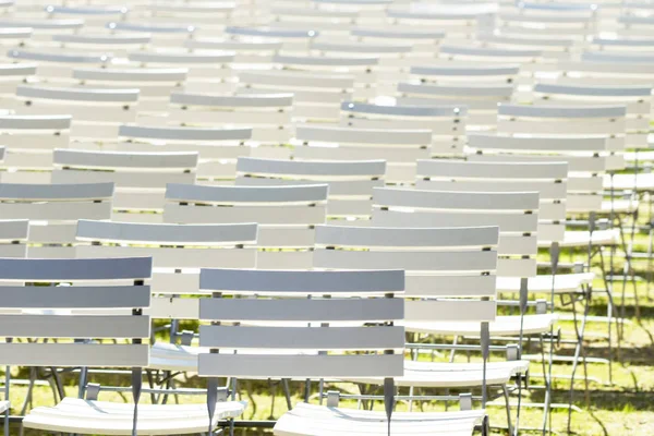 Bir spa park satırlarda beyaz sandalye