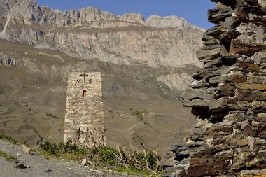 Dağlarda antik duvar.