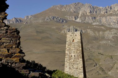 Dağlarda antik duvar.