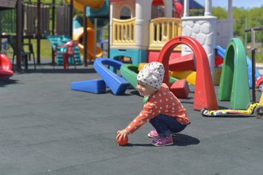 Küçük kız sıcak güneşli bir günde parkta oynarken