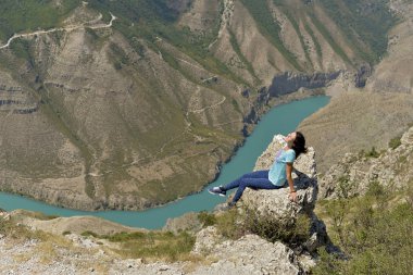 Dağıstan, biri dünyanın en derin vadide sulak. Kadın zevk Kanyon ve turkuaz nehir Sulak görünümünü.