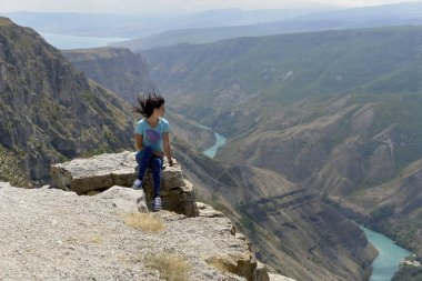 Dağıstan, biri dünyanın en derin vadide sulak. Kadın zevk Kanyon ve turkuaz nehir Sulak görünümünü.