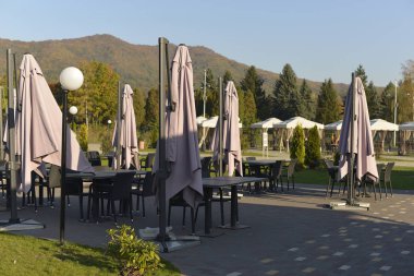 Güneşli bir sonbahar dağ zemin üzerine boş açık kafe.