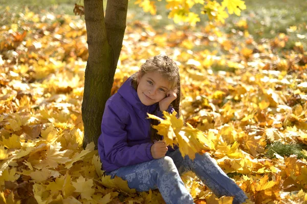 Una Adolescente Con Pelo Suelto Pasea Por Parque Forestal Otoño — Foto de Stock