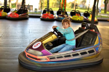 Kız bir elektrik makine lunaparktaki tesisi.