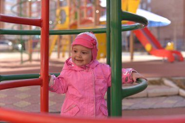 Kırmızı Şapkalı altın sonbaharda Parkta oynayan küçük bir kız.