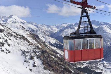 Elbruz Dağı eski kablo arabaya bir güneşli kış gününde.