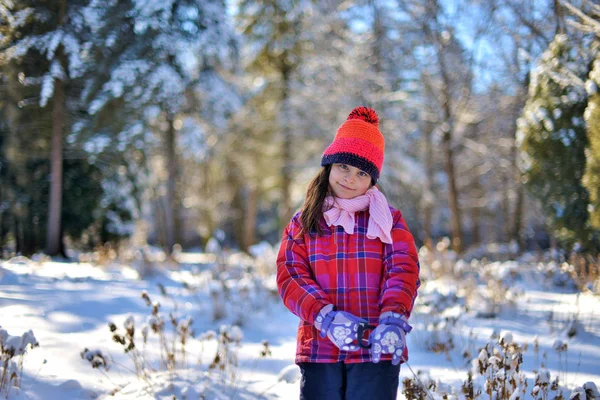Mädchen Mit Rotem Hut Für Einen Waldspaziergang Einem Verschneiten Wintertag — Stockfoto