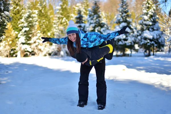 Casal Amoroso Casado Brincando Uma Floresta Nevada Dia Ensolarado Inverno — Fotografia de Stock