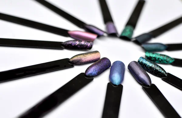 Oje örnekleri yakın, mor siyah ipuçları renkli oje, leylak, mor, pembe, turkuaz, yeşil, glitter, holografik; tırnak salonu reklam