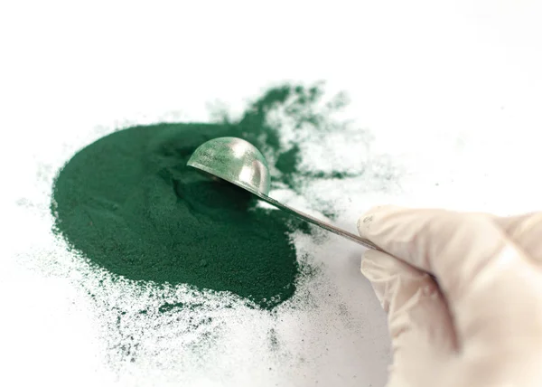 Spirulina veya Chlorella toz yakın çekim, üst görünüm, beyaz arka planda izole