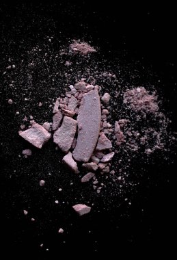 Siyah arka planda ezilmiş allık veya göz gölgesi