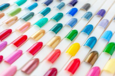 Gökkuşağı renklerinde oje renkli örnekler. Yapay çivi seti. Üstte görüntü