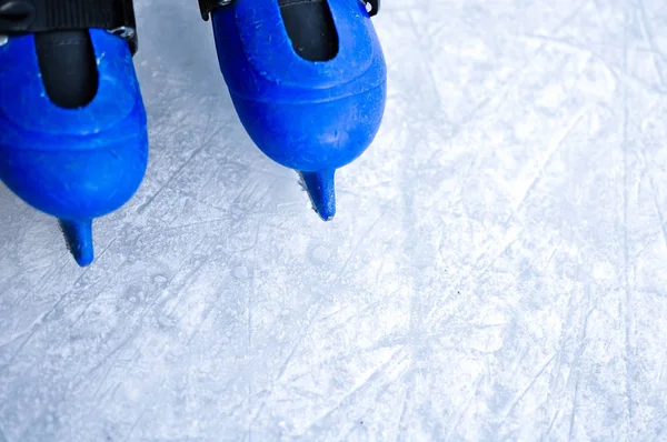 Yaşlı eski paten içinde bir buz patenci bacakları. Buz skratched arka plan