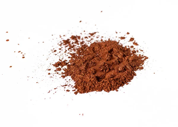 Natural orange colored satin pigment. Loose cosmetic powder. Eyeshadow pigment isolated on a white background, close-up — Stock Photo, Image