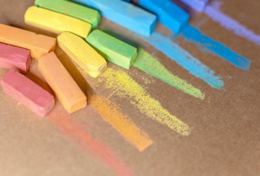 Gökkuşağı renklerinde renkli tebeşirler veya yumuşak pastel tebeşirler. Handdrawn gökkuşağı gradyanı, kaba doku. Çocukluk, özgürlük, eşitlik sembolü