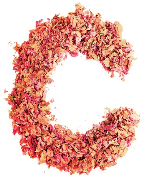 Lettera C fatta di petali di rosa secchi, isolata su fondo bianco. Tipografia alimentare, alfabeto inglese. Elemento di design . — Foto Stock