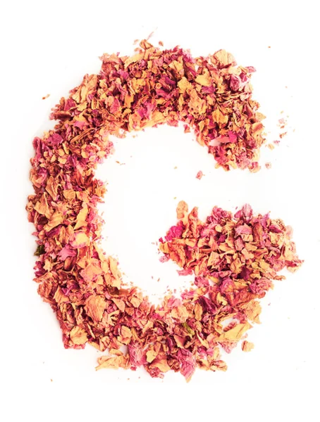 Lettera G fatta di petali di rosa, isolata su sfondo bianco. Tipografia alimentare, alfabeto inglese. Elemento di design . — Foto Stock
