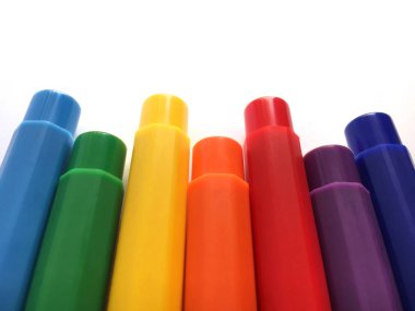 Gökkuşağı boya işaretleyicileri beyaz arka plan üzerinde izole yapılmış. Okuldan yapılan renkli ve yaratıcı desen malzemeleri