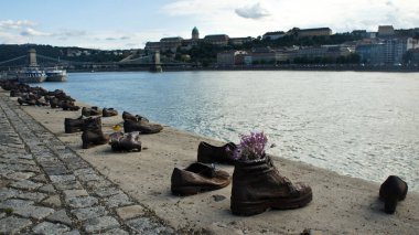 Ayakkabı Macaristan Parlamentosu'nun, Budapeşte yakınındaki Tuna Nehri kıyısında
