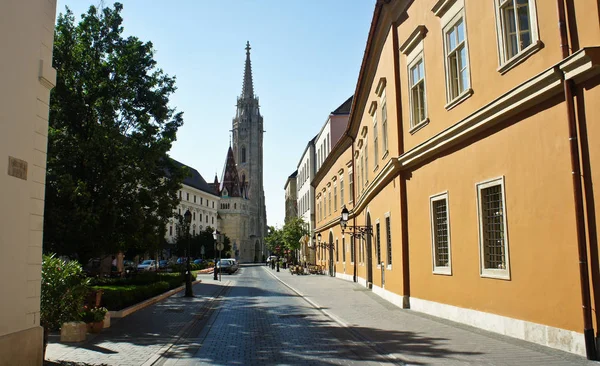 Vista da igreja Matthias e rua em Buda, dia ensolarado, Budapeste, Hungria — Fotografia de Stock