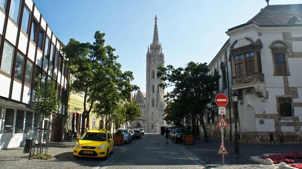 Budapeste, Hungria - 07 17 2015: Vista da igreja Matthias e rua em Buda, dia ensolarado — Fotografia de Stock