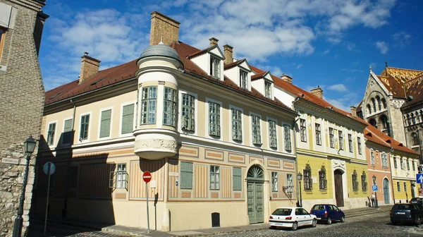 在布达街与五颜六色的建筑 美丽的建筑 阳光明媚的一天布达佩斯 匈牙利 — 图库照片