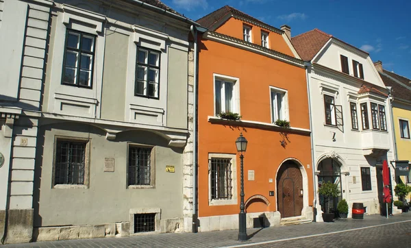 Ulica Budzie Kolorowe Domy Pięknej Architektury Słoneczny Dzień Budapeszt Węgry — Zdjęcie stockowe