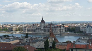 Budapeşte'de banka, Tuna Nehri, çatılar ve Macaristan Parlamentosu'nun Üstten Görünüm