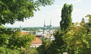 Ana sayfa görünümü kilise ve çatılar Budapeşte, güneşli bir gün