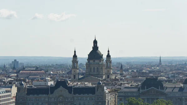 在布达佩斯的圣斯蒂芬大教堂和屋顶的顶部景色 — 图库照片