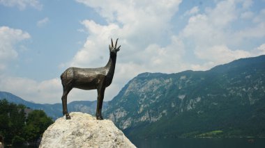 Doğal görünümünü Bohinj Gölü, anıt ve Julian Alps mounntains, güneşli bir gün, Slovenya