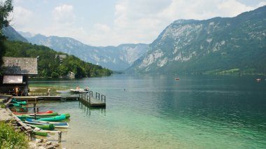 Ismarlayarak Gölü Bohinj, Julian Alps mounntains ve deniz araçları, Slovenya