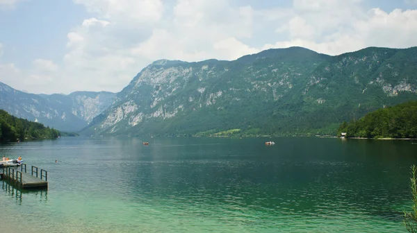 Vista pitoresca do lago Bohinj e Julian Alps montanhas, Eslovénia — Fotografia de Stock