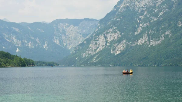 Vistas panorámicas del lago Bohinj y los Alpes Julianos, Eslovenia — Foto de Stock