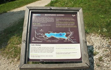 Harita bilgisi Julian Alps mounntains, yakındaki Gölü Bohinj hakkında güneşli bir gün, Slovenya