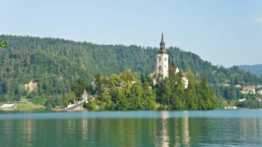 Lake Bled, Julian Alps dağlar ve kilise Adası üzerinden doğal görünüm güneşli bir gün, Bled, Slovenya