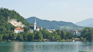 Lake Bled, Julian Alps ve kilise, güneşli gün, Bled, Slovenya üzerinden doğal görünüm